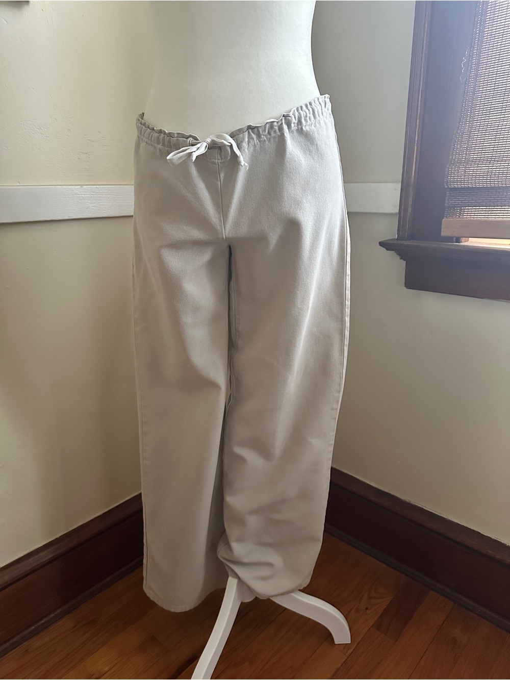 Byer California Cropped Drawstring Chinos 100% Cotton in Light Taupe XS
